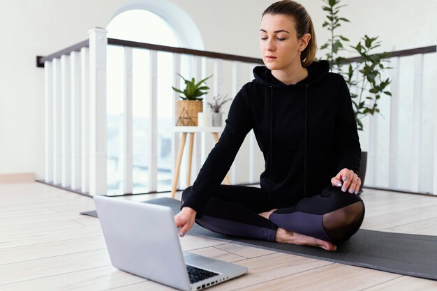 Mujer meditando interior