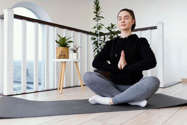 Mujer meditando interior