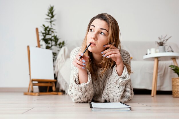 Mujer meditando interior