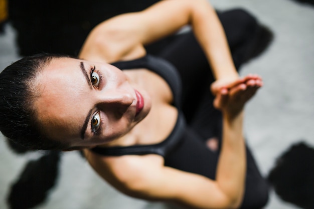 Mujer meditando mirando la cámara