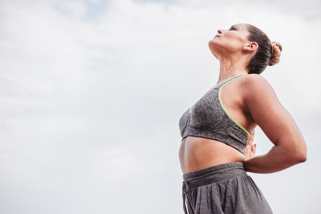 Mujer meditando mirando hacia el cielo