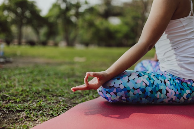 Mujer meditando en la naturaleza