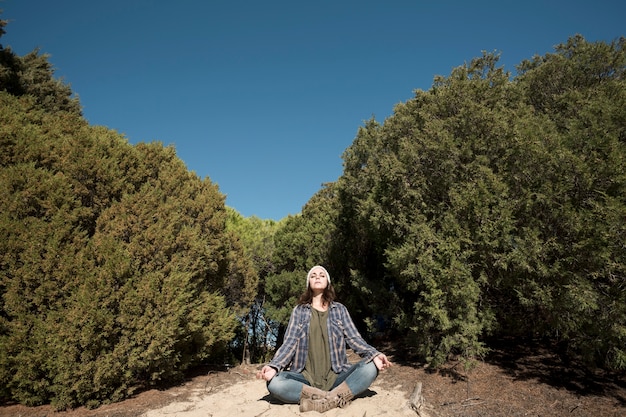 Foto gratuita mujer meditando en la naturaleza