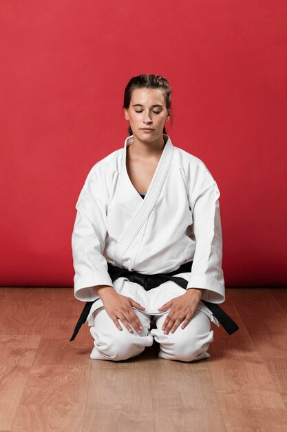 Mujer meditando con los ojos cerrados