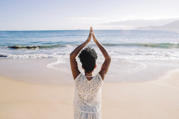 Mujer meditando en la playa