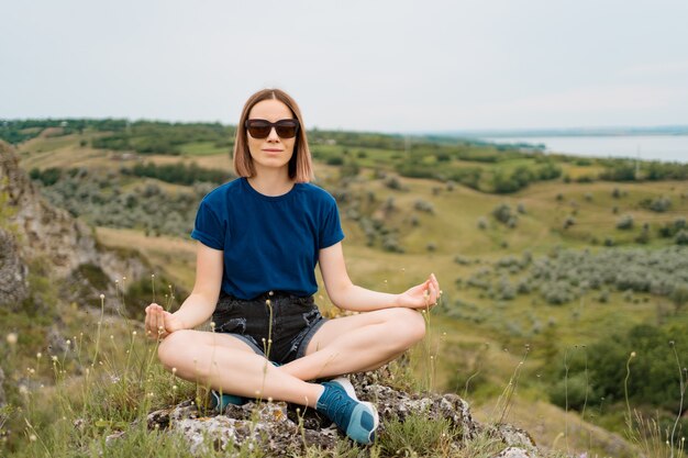 Mujer meditando relajarse solo.