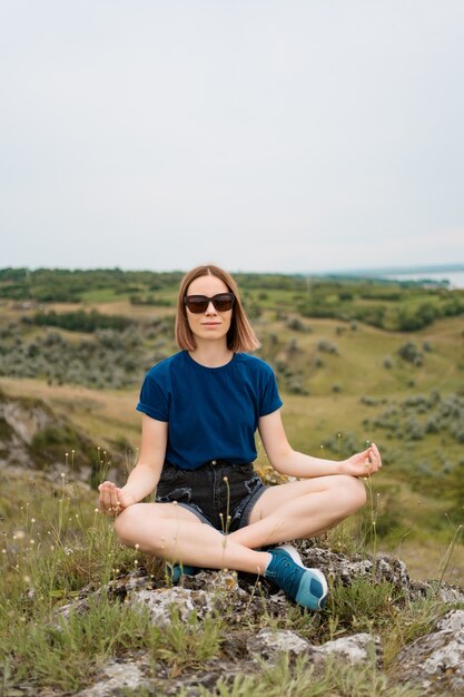 Mujer meditando relajarse solo.