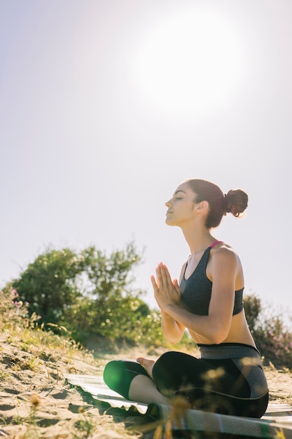 Mujer meditando en el sol