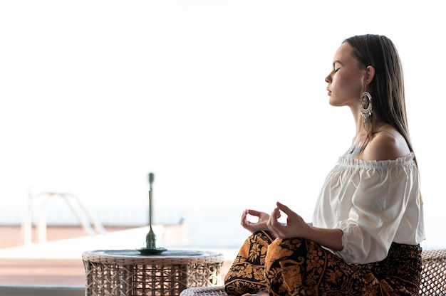 Mujer, meditar, aire libre