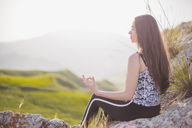 Mujer, meditar, roca