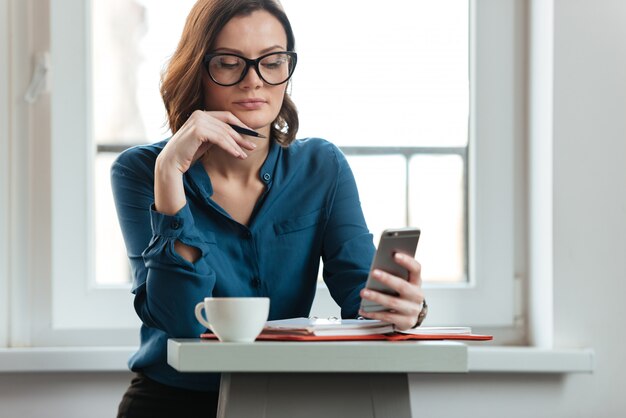 Mujer en la mesa de cafe