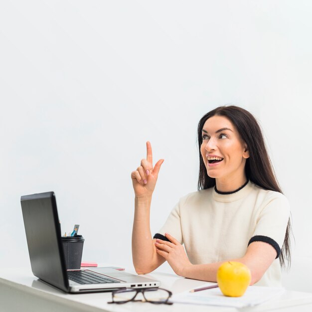 Mujer, en la mesa, señalar dedo