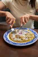 Foto gratuita mujer mexicana de alto ángulo comiendo comida ranchera