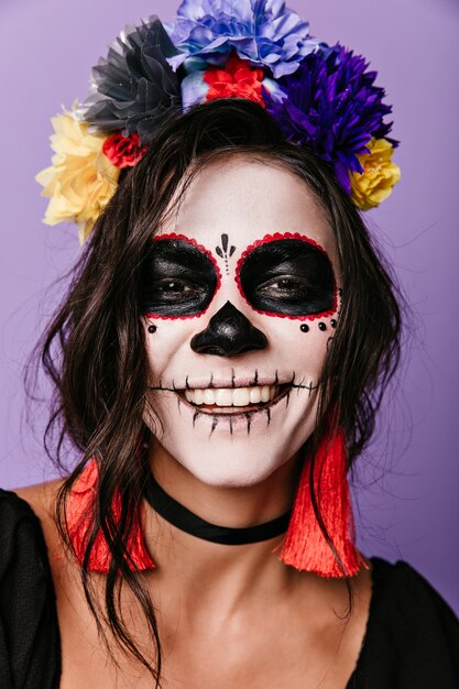 Mujer mexicana en máscara de muy buen humor con sonrisa blanca como la nieve, posando para retrato de primer plano.