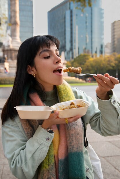 Mujer mexicana de tiro medio comiendo comida ranchera