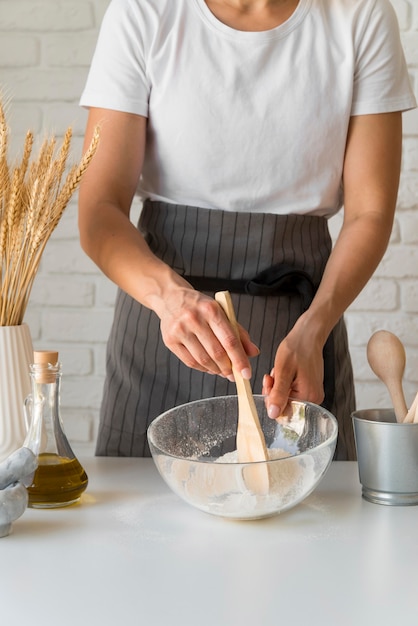 Foto gratuita mujer mezclando ingredientes en un tazón