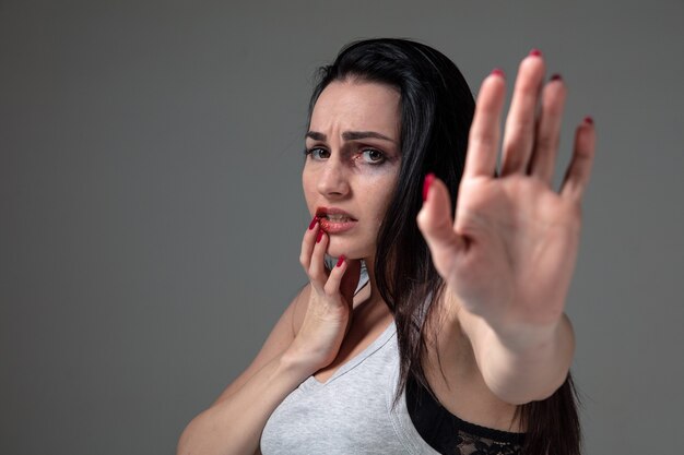 Mujer con miedo al abuso y la violencia doméstica, concepto de derechos de la mujer