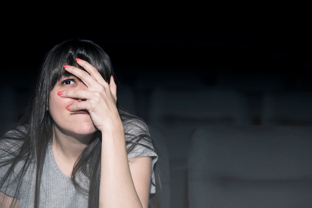 Foto gratuita mujer con miedo en cine