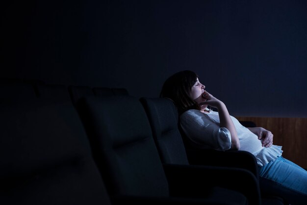 Mujer con miedo en cine