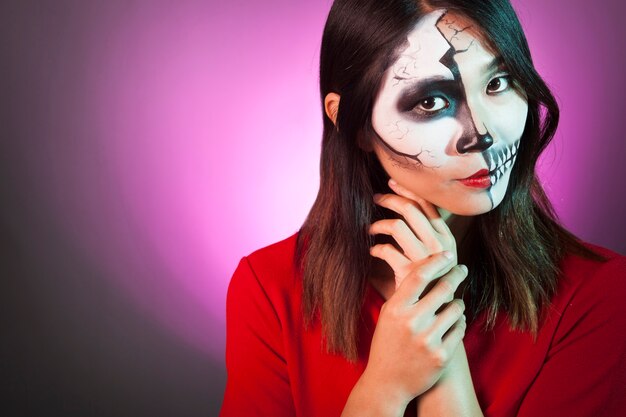 Mujer de miedo llevando máscara de halloween