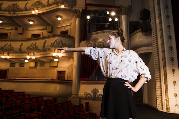 Mujer mimo ensayando en el escenario