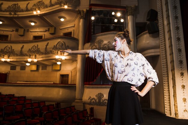 Mujer mimo ensayando en el escenario