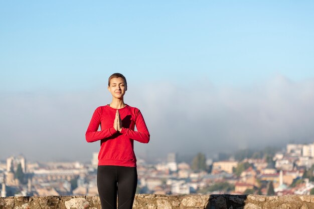 Mujer mínima meditando tiro medio