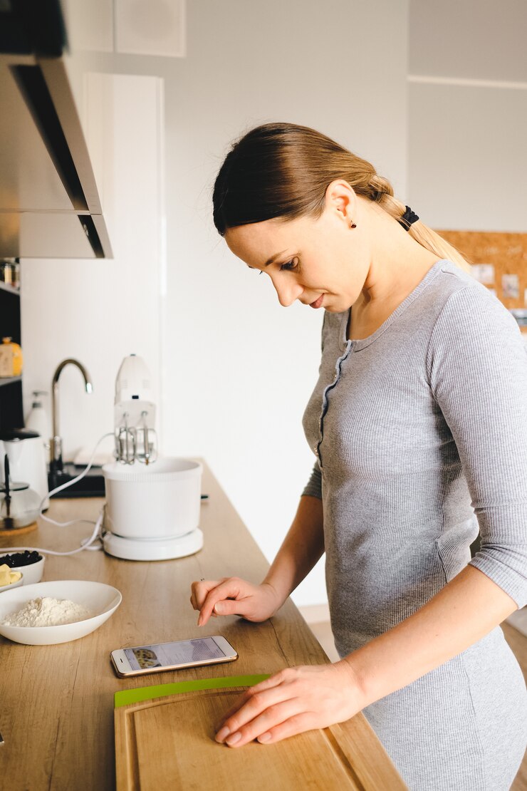 Foto gratuito mujer mira la receta por teléfono