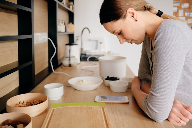 Foto gratuita mujer mira la receta por teléfono