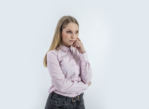 Mujer con una mirada de preocupación en blanco