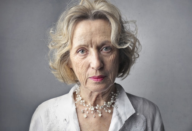 Mujer con una mirada seria en su rostro