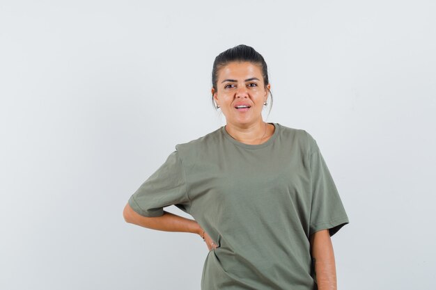 mujer mirando al frente en camiseta y mirando confiado