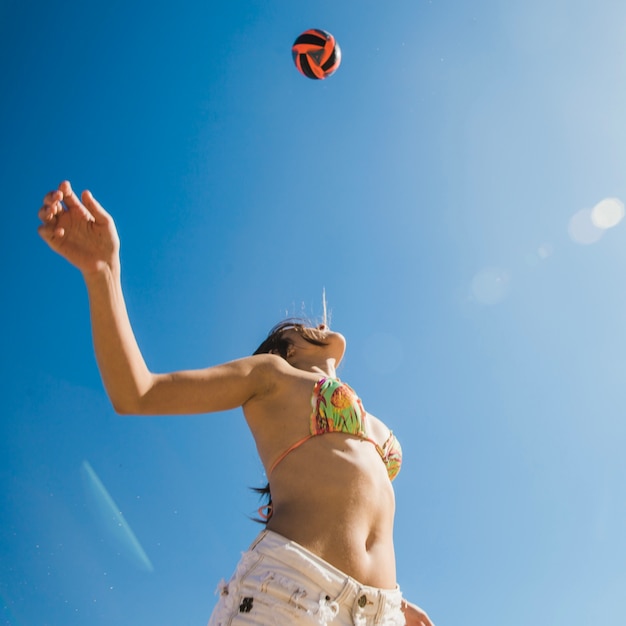 Mujer mirando hacia arriba al voleibol