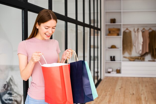 Mujer mirando las bolsas de papel