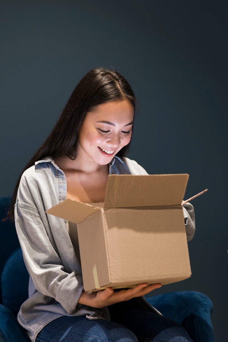 Foto gratuito mujer mirando en la caja después de ordenar en línea