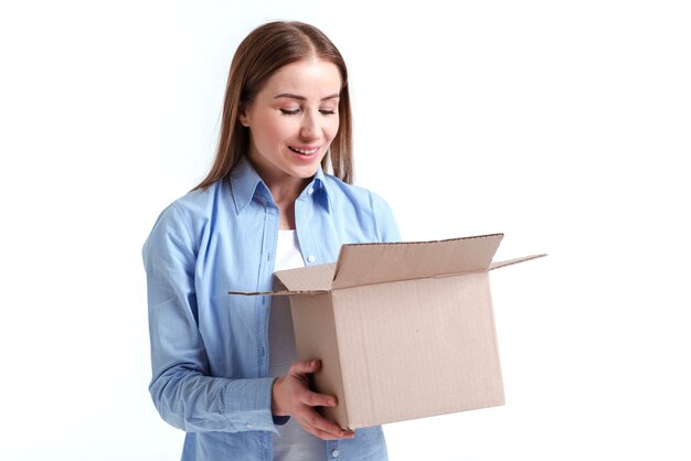 Mujer mirando en una caja de tiro medio