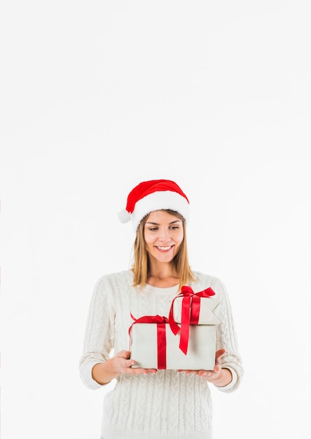 Mujer mirando cajas de regalo con cintas