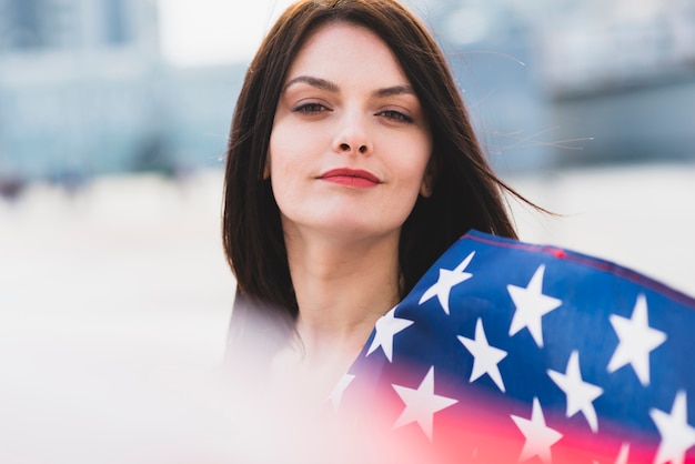 Mujer mirando a cámara con estrellas blancas de bandera americana