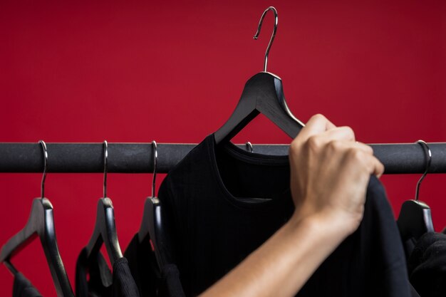 Mujer mirando una camisa negra