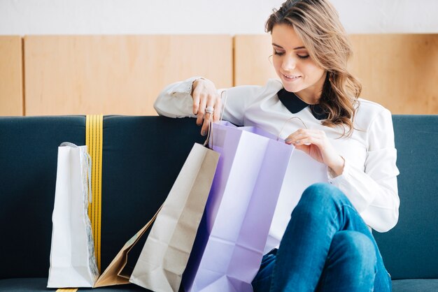 Mujer mirando compras