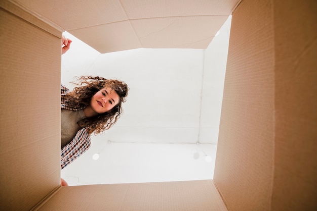 Mujer mirando dentro de la caja