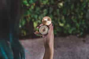 Foto gratuita mujer mirando dorada brújula vintage en mano
