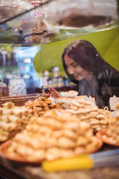 Mujer mirando dulces turcos en la tienda