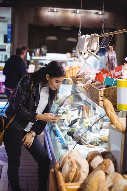 Mujer mirando la exhibición de alimentos