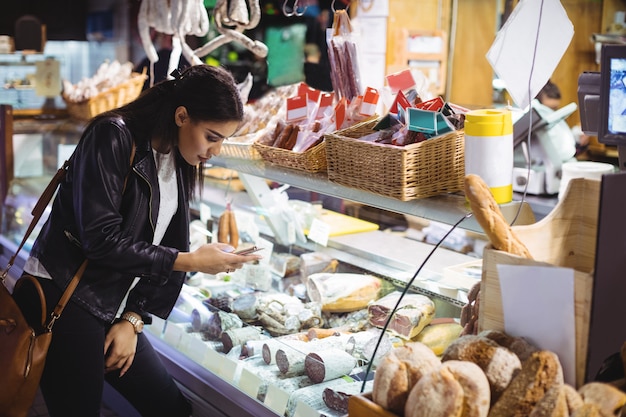 Mujer mirando la exhibición de alimentos