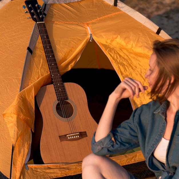 Foto gratuita mujer mirando la guitarra