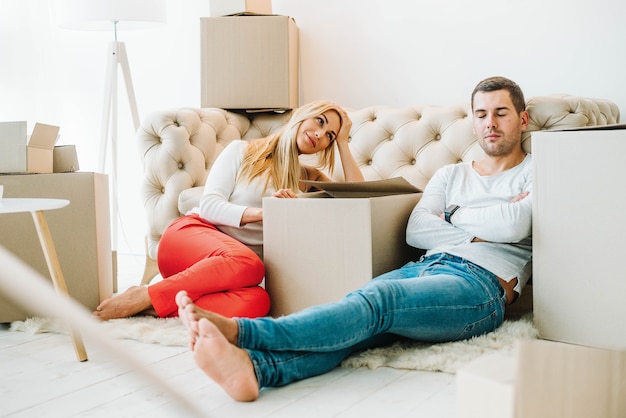 Mujer mirando hombre cansado