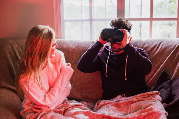 Mujer mirando a hombre en gafas VR