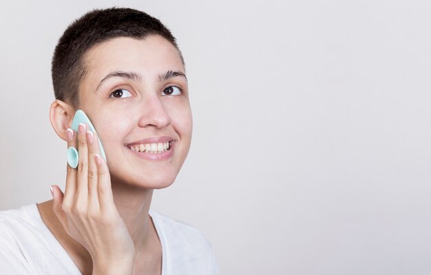 Mujer mirando lejos limpieza proceso facial