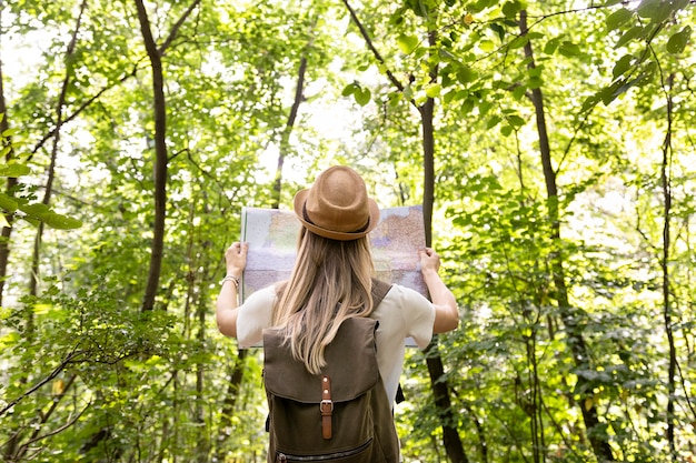 Mujer mirando el mapa desde atrás